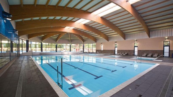 Piscina climatizada donde se puede practicar la natación. - Foto: 