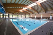 Piscina climatizada donde se puede practicar la natación.-53