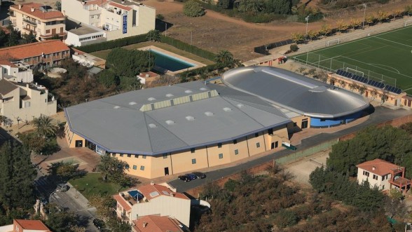 Vista aérea del Pabellón Polideportivo y piscina cubierta de La Selva del Camp. - Foto: 