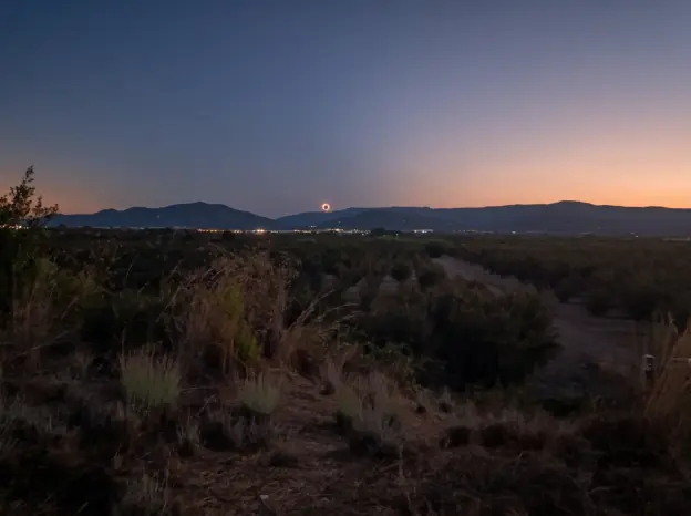 Eclipse total de Sol sobre las sierras de poniente, visto desde los campos del Mas de Serra