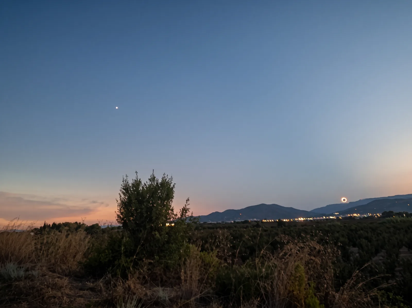Venus visible arriba a la izquierda durante la totalidad